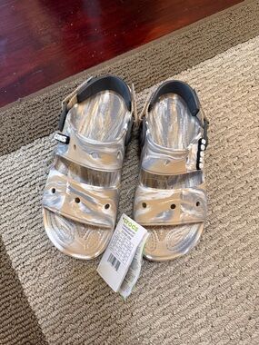 CROCS womens /unisex Metallic Silver Marble Strap Sandals